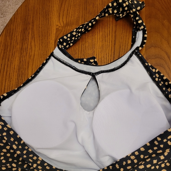 Halter style 1-piece swimsuit, size M - Picture 5 of 8